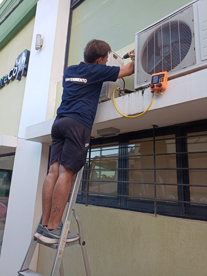 Técnico realizando instalación de aire acondicionado