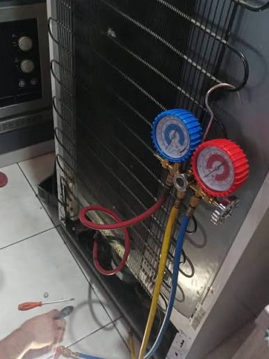 Carga de gas en heladera durante una reparación